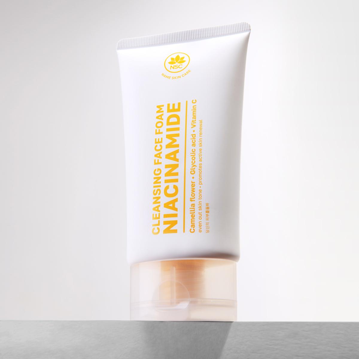 CLEANSING GEL WASH WITH NIACINAMIDE AND GLYCOLIC ACID CLEANSES, EVENS OUT SKIN TONE AND HELPS ITS ACTIVE RENEWAL - Image 2